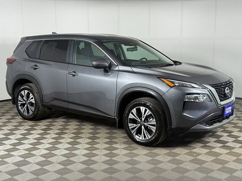 Used 2022 Nissan Rogue SV image 2