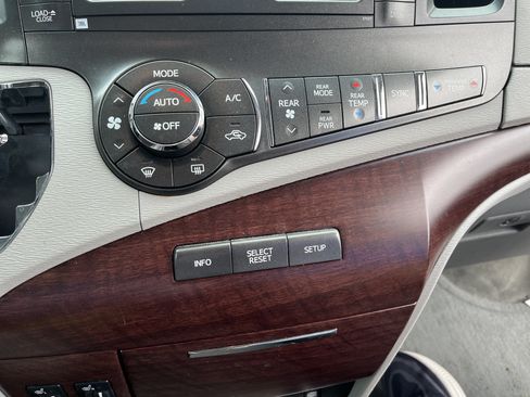 Used 2014 Toyota Sienna Limited w/ Limited Premium Package FWD image 27