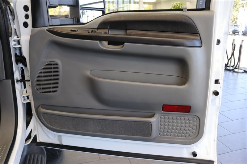 Used 2005 Ford Excursion XLT AWD/4WD image 23