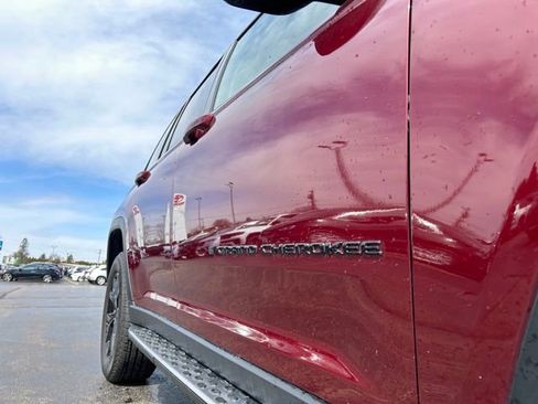 Used 2024 Jeep Grand Cherokee Altitude image 16