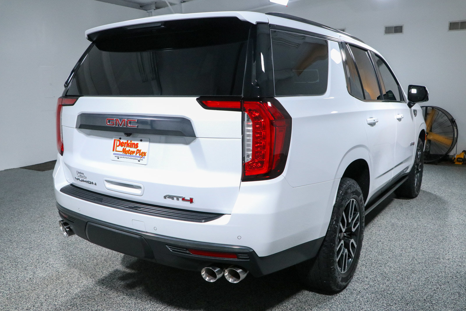 Used 2023 GMC Yukon AT4 w/ Technology Package AWD/4WD image 7