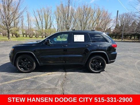 Used 2019 Jeep Grand Cherokee Laredo image 1