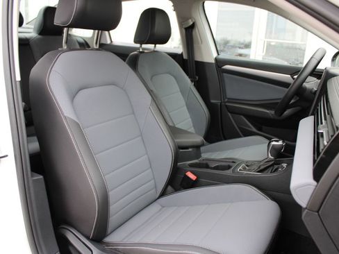 Certified 2025 Volkswagen Jetta SE w/ Black Wheel Package FWD image 26
