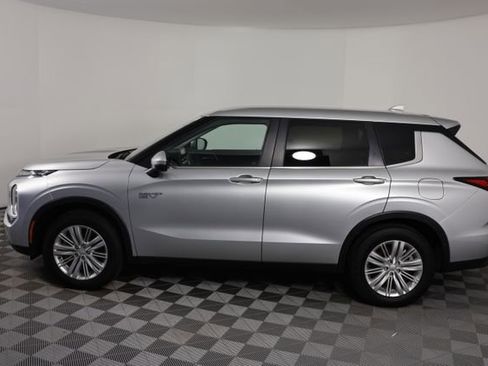 Used 2025 Mitsubishi Outlander ES image 5