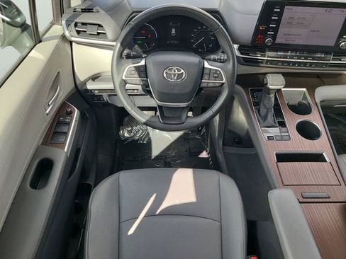Used 2023 Toyota Sienna XLE FWD image 13