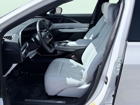 Used 2024 Cadillac Lyriq Luxury RWD image 33