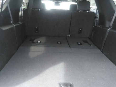 Used 2024 Chevrolet Suburban LT RWD image 4