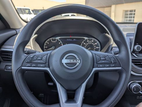 Used 2025 Nissan Altima 2.5 SV FWD image 19