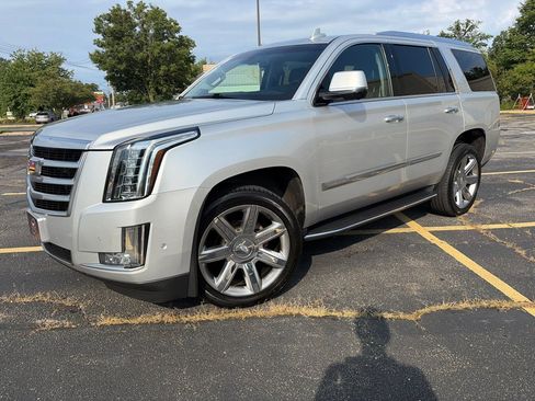 Used 2018 Cadillac Escalade Luxury AWD/4WD image 2