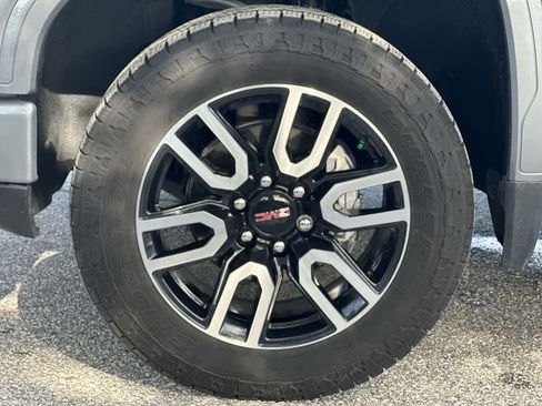 Used 2024 GMC Sierra 1500 AT4 w/ Technology Package AWD/4WD image 11