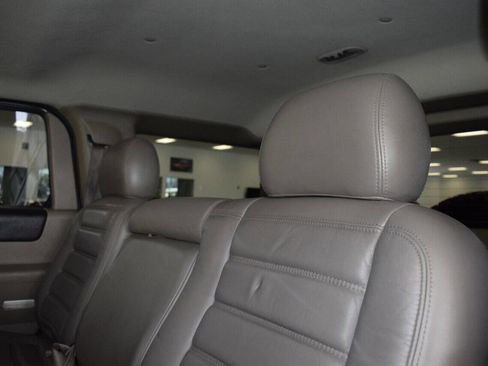 Used 2003 HUMMER H2 w/ Preferred Equipment Group image 41