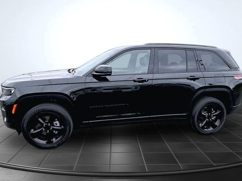 Used 2023 Jeep Grand Cherokee Altitude AWD/4WD image 3