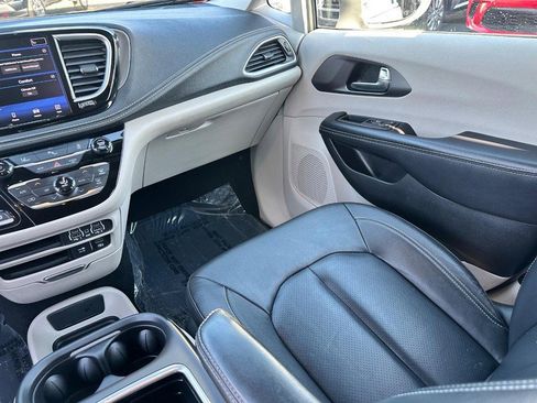 Used 2022 Chrysler Pacifica Touring-L FWD image 16