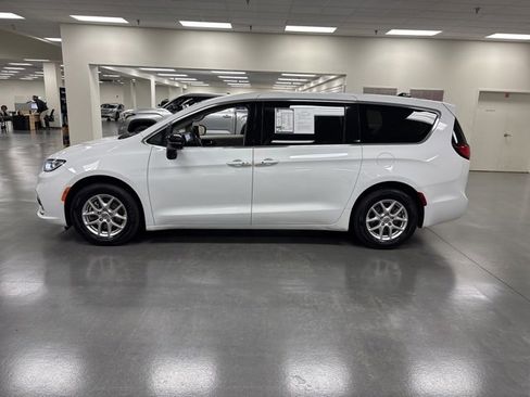 Used 2024 Chrysler Pacifica Touring-L image 4