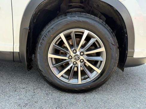 Used 2019 Toyota Highlander XLE AWD/4WD image 44