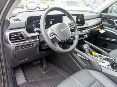 Used 2025 Kia Telluride EX image 16