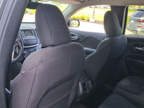 Used 2016 Jeep Cherokee Latitude w/ Cold Weather Group AWD/4WD image 17