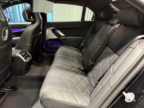 Used 2025 BMW i7 xDrive60 w/ Premium Package image 18