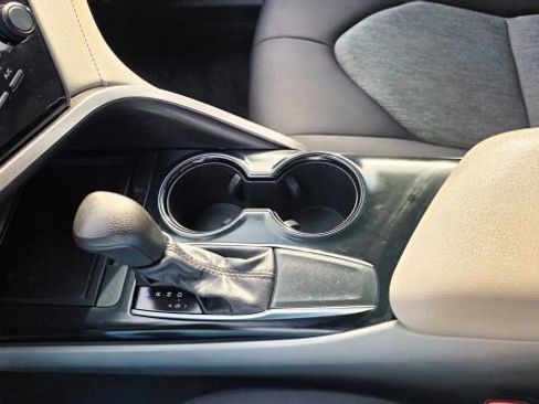 Used 2020 Toyota Camry LE image 19