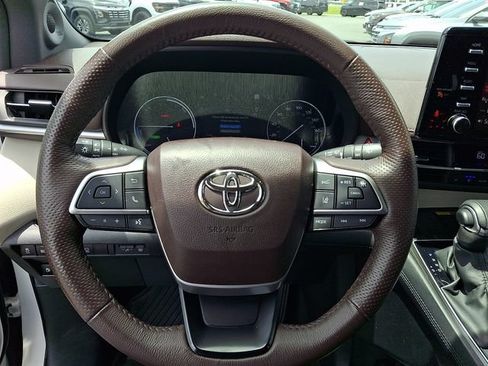 Used 2023 Toyota Sienna Platinum FWD image 17