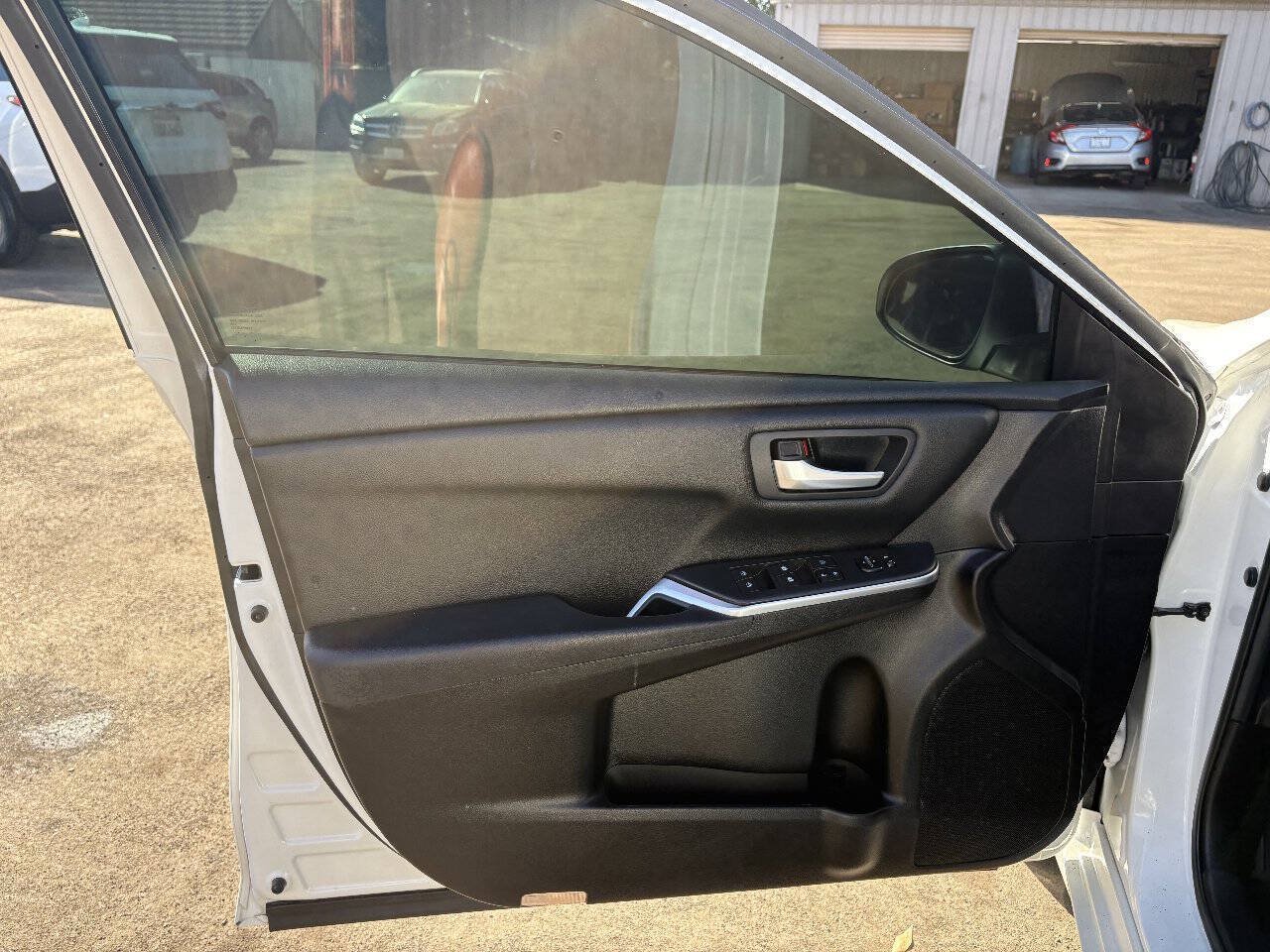 Used 2016 Toyota Camry SE FWD image 13