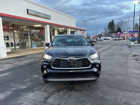 New 2026 Toyota Highlander Platinum image 2