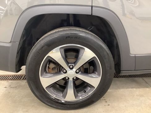 Used 2019 Jeep Cherokee Limited image 8