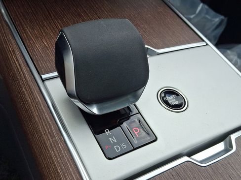 New 2025 Land Rover Range Rover SE image 10