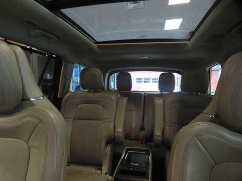 Used 2020 Lincoln Aviator Reserve w/ Equipment Group 202A image 44