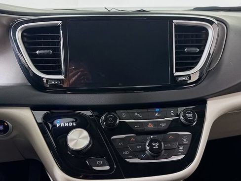 Used 2024 Chrysler Pacifica Touring-L FWD image 20