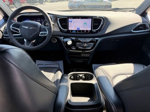 Used 2025 Chrysler Pacifica Select FWD image 10