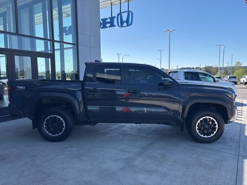 Used 2024 Toyota Tacoma TRD Off-Road AWD/4WD image 4