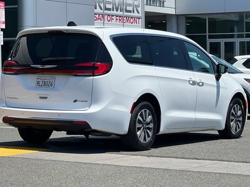 Used 2024 Chrysler Pacifica Limited FWD image 4
