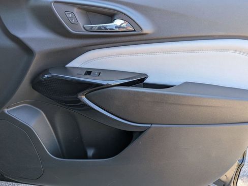 Used 2025 Chevrolet Trax LT w/ LT Convenience Package FWD image 31