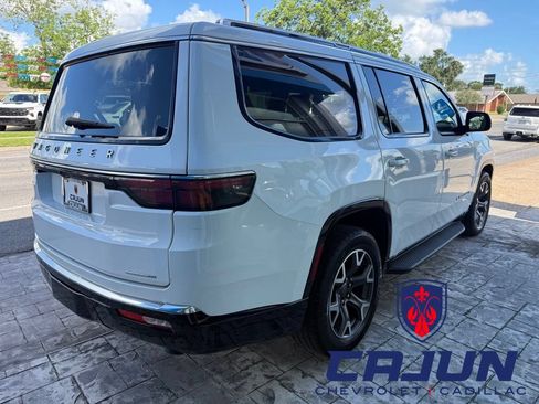 Used 2024 Jeep Wagoneer Series III AWD/4WD image 4