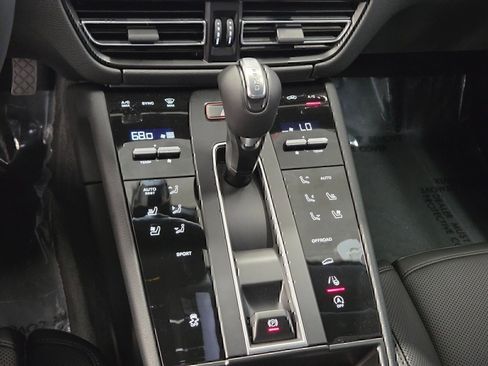 Certified 2026 Porsche Macan AWD/4WD image 23