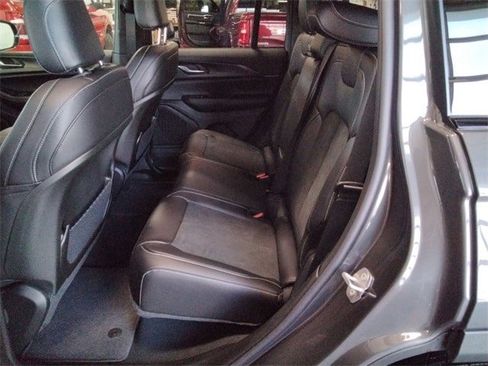 New 2025 Jeep Grand Cherokee Altitude image 10