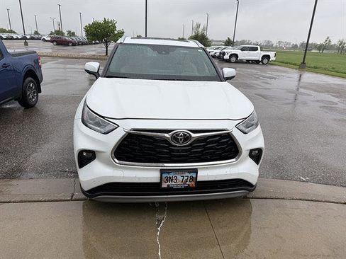 Used 2023 Toyota Highlander Platinum AWD/4WD image 3