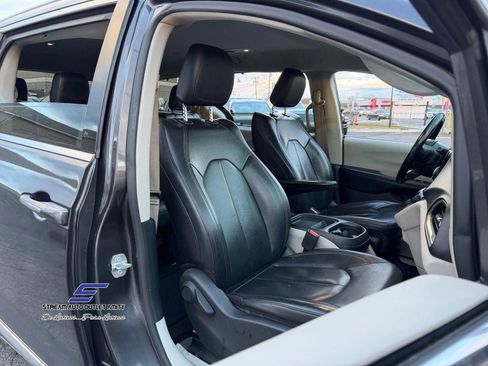Used 2019 Chrysler Pacifica Touring-L image 9