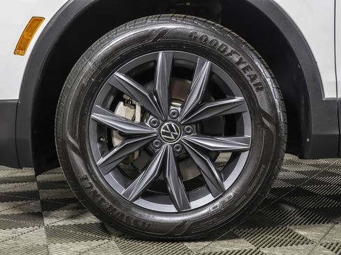 Certified 2022 Volkswagen Tiguan SE image 22