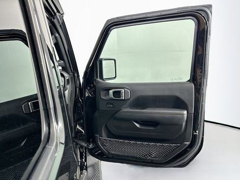 Used 2023 Jeep Wrangler Unlimited Sahara image 32