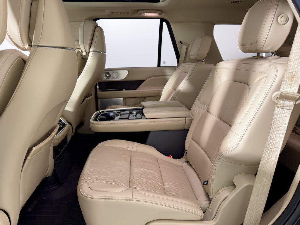 Used 2018 Lincoln Navigator Reserve w/ Technology Package AWD/4WD image 25