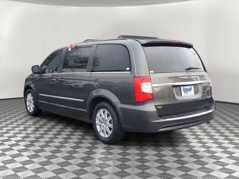 Used 2016 Chrysler Town & Country Touring image 4