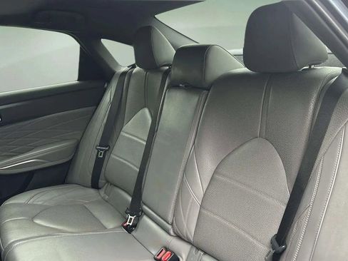 Used 2019 Toyota Avalon Limited image 17