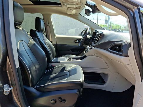 Used 2023 Chrysler Pacifica Limited FWD image 12