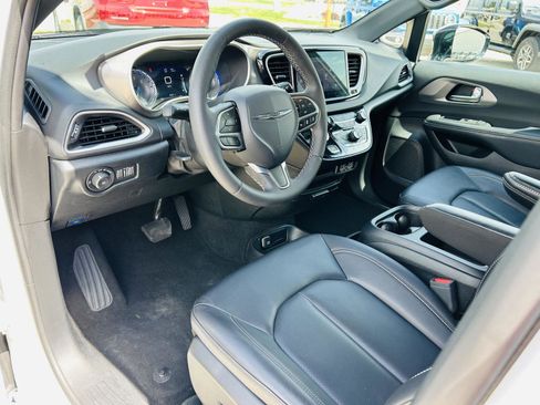 Used 2025 Chrysler Pacifica Select FWD image 14