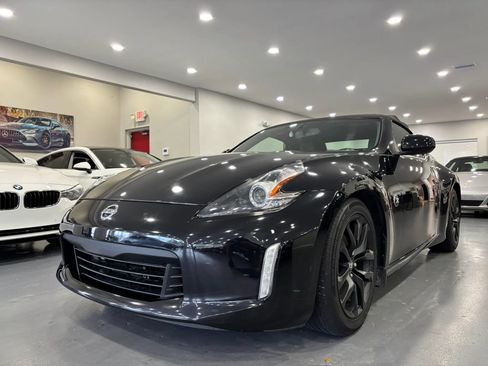 Used 2019 Nissan 370Z Touring RWD image 3