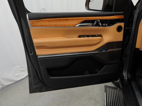 Used 2022 Jeep Grand Wagoneer Series III image 39