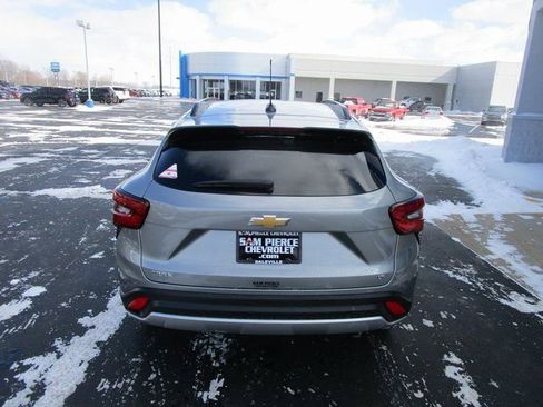 Certified 2025 Chevrolet Trax LT w/ LT Convenience Package FWD image 4