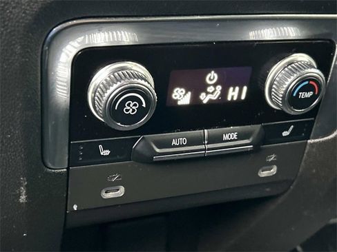 Used 2022 GMC Yukon XL Denali w/ Advanced Technology Package image 24